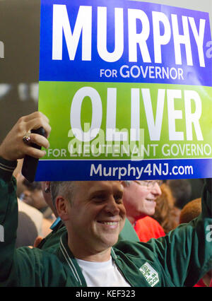 Newark, New Jersey, États-Unis. 19 octobre 2017. L'ancien président américain Barack Obama revient sur la piste de la campagne lors d'un rassemblement pour le candidat au poste de gouverneur du New Jersey Philip Murphy, à Newark, New Jersey, le 19 octobre 2017. Crédit : Bastiaan Slabbers/ZUMA Wire/Alamy Live News Banque D'Images