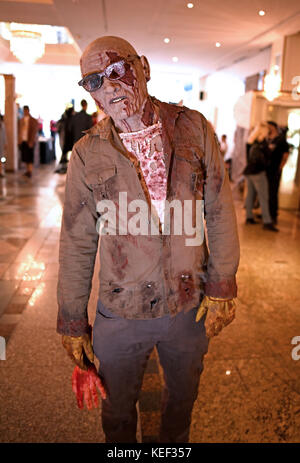 Bonn, Allemagne. 20 octobre 2017. Une femme habillée en zombie à FearCon à l'hôtel Maritim à Bonn, Allemagne, le 20 octobre 2017. FearCon fonctionne jusqu'au 22 octobre 2017. Crédit : Henning Kaiser/dpa/Alamy Live News Banque D'Images