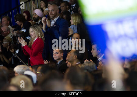 Newark, USA. 19 Oct, 2017. Partisans cheer comme l'ancien président des États-Unis, Barack Obama revient sur la campagne électorale à un rassemblement pour le New Jersey candidat au poste de gouverneur Philip Murphy, à Newark, NJ, le 19 octobre 2017. Credit : Bastiaan Slabbers/Alamy Live News Banque D'Images