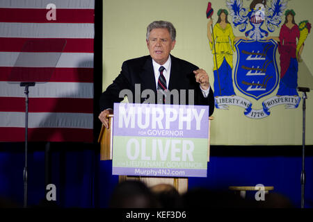 Newark, USA. 19 Oct, 2017. L'ancien président des États-Unis, Barack Obama revient sur la campagne électorale à un rassemblement pour le New Jersey candidat au poste de gouverneur Philip Murphy, à Newark, NJ, le 19 octobre 2017. Credit : Bastiaan Slabbers/Alamy Live News Banque D'Images