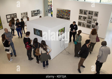 (171020) -- BELGRADE, Oct. 20, 2017 (Xinhua) -- les gens visitent l'exposition 'séquences. Art de Yougoslavie et de Serbie des collections du Musée d'art contemporain du Musée d'art contemporain de Belgrade, Serbie, le 20 octobre 2017. Le musée est rouvert au public après dix ans de rénovation. (Xinhua/Nemanja Cabric) (zjl) Banque D'Images