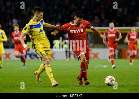 Barysaw, Bélarus. L 2017 Alexei Rios du FC BATE retient Miloš Jojić du FC Köln lors du match Europa League à Barysaw, en Biélorussie. Credit: Yahor Shumski/Alay Live News Banque D'Images