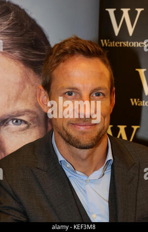 Londres, Royaume-Uni. 20 Oct, 2017. Jenson Button signe des exemplaires de son autobiographie VIE À LA LIMITE à la librairie Waterstones Londres Crédit photo : SANDRA ROWSE/Alamy Live News Banque D'Images