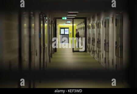 Stuttgart-Stammheim, Allemagne. 20 octobre 2017. Un officier de justice dans le couloir d'une cellule d'un nouveau bâtiment pénitentiaire de la prison Justizvollzugsanstalt Stammheim à Stuttgart-Stammheim (Allemagne), le 20 octobre 2017. Crédit : Marijan Murat/dpa/Alamy Live News Banque D'Images