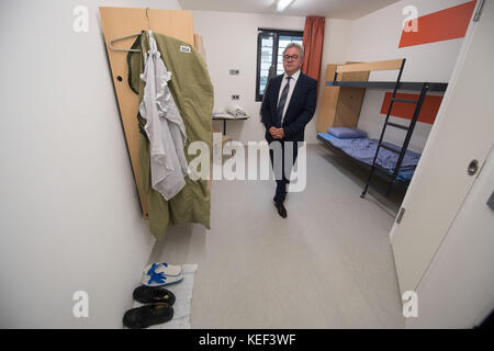 Stuttgart-Stammheim, Allemagne. 20 octobre 2017. Le ministre de la Justice du Bade-Wuerttemberg Guido Wolf (CDU) dans une cellule d'un nouveau bâtiment pénitentiaire lors d'une visite après l'ouverture officielle de la prison Justizvollzugsanstalt Stammheim à Stuttgart-Stammheim, Allemagne, le 20 octobre 2017. Crédit : Marijan Murat/dpa/Alamy Live News Banque D'Images