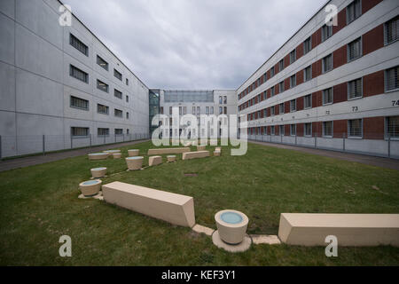 Stuttgart-Stammheim, Allemagne. 20 octobre 2017. Une cour d'un nouveau bâtiment pénitentiaire photographiée lors d'une visite après l'ouverture officielle de la prison Justizvollzugsanstalt Stammheim à Stuttgart-Stammheim, Allemagne, le 20 octobre 2017. Crédit : Marijan Murat/dpa/Alamy Live News Banque D'Images