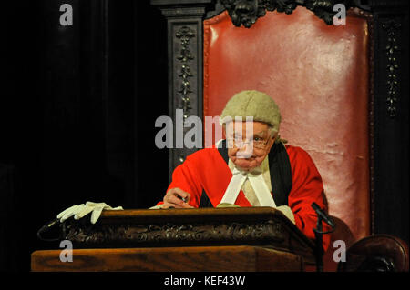 Londres, Royaume-Uni. 20 Oct, 2017. Patrick Godfrey, le juge Wainwright. Photocall pour "témoin à charge", d'Agatha Christie, réalisé par Lucy Bailey, au London County Hall. Le jeu s'ouvre le 23 octobre. Crédit : Stephen Chung/Alamy Live News Banque D'Images