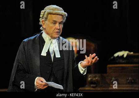 Londres, Royaume-Uni. 20 Oct, 2017. David Yelland que Sir Wilfrid Robarts. Photocall pour "témoin à charge", d'Agatha Christie, réalisé par Lucy Bailey, au London County Hall. Le jeu s'ouvre le 23 octobre. Crédit : Stephen Chung/Alamy Live News Banque D'Images