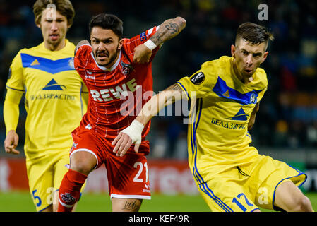 Barysaw, Bélarus. L Alexei Rios du FC BATE joue contre Leonardo Bittencourt du FC Köln lors du match Europa League à Barysaw, en Biélorussie. 2017. Credit: Yahor Shumski/Alay Live News Banque D'Images