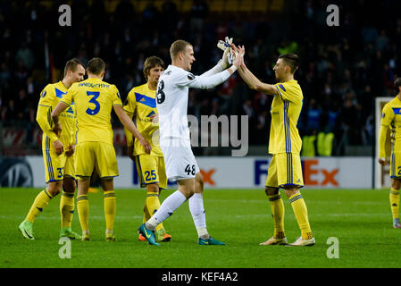 Barysaw, Bélarus. L 2017 Alexei Rios et Dzianis Shcharbitski du FC BATE célèbrent la victoire contre le FC Köln lors du match de la Ligue Europa à Barysaw, en Biélorussie. Credit: Yahor Shumski/Alay Live News Banque D'Images