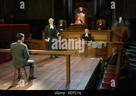 Londres, Royaume-Uni. 20 oct, 2017. un rendement de témoin à charge d'Agatha Christie réalisé par Lucy bailey au London County Hall à Londres. photo date : vendredi, 20 octobre, 2017. photo credit : crédit devrait lire roger garfield/Alamy live news Banque D'Images