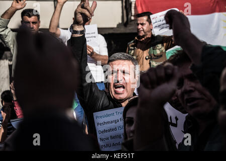 Erbil, Irak. 20 Oct, 2017. Les Kurdes de Kirkouk déplacées par le conflit en cours entre l'Irak, allié au groupe de miliciens soutenus par l'Iran Hashd al shaabi et la région du Kurdistan autonome semi, manifestation devant l'ambassade des États-Unis à Erbil. Ils demandent où la communauté internationale a été et pourquoi cela n'a pas aider à maintenir Kirkouk. Erbil, Irak Crédit : Elizabeth Fitt/Alamy Live News Banque D'Images