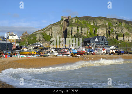 Hastings, East Sussex, 20 octobre 2017. Bateaux de pêche d'Hastings tiré haut sur le Stade plage des pêcheurs, hors de portée de la mer turbulente hors de portée de la mer agitée grâce à de fortes rafales de vent de l'avant de la tempête attend Brian demain. Banque D'Images