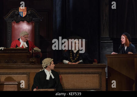 Londres, Royaume-Uni. 20 oct, 2017. un rendement de témoin à charge d'Agatha Christie réalisé par Lucy bailey au London County Hall à Londres. photo date : vendredi, 20 octobre, 2017. photo credit : crédit devrait lire roger garfield/Alamy live news Banque D'Images