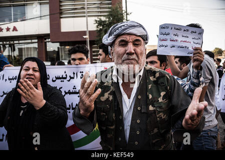 Erbil, Irak. 20 Oct, 2017. Les Kurdes de Kirkouk déplacées par le conflit en cours entre l'Irak, allié au groupe de miliciens soutenus par l'Iran Hashd al shaabi et la région du Kurdistan autonome semi, manifestation devant l'ambassade des États-Unis à Erbil. Ils demandent où la communauté internationale a été et pourquoi cela n'a pas aider à maintenir Kirkouk. Erbil, Irak Crédit : Elizabeth Fitt/Alamy Live News Banque D'Images