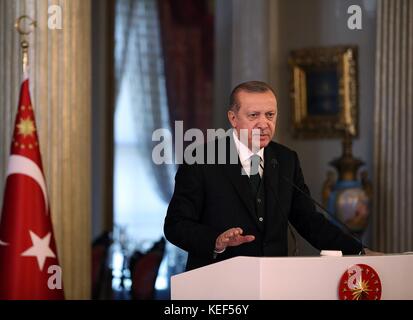 (171020) -- ISTANBUL, 20 octobre 2017 (Xinhua) -- le président turc Recep Tayyip Erdogan s'adresse à une conférence de presse à Istanbul, Turquie, le 20 octobre 2017. Le président turc Recep Tayyip Erdogan a dénoncé vendredi les États-Unis, la France et l'Allemagne pour leur soutien au Parti des travailleurs du Kurdistan (PKK), interdit. (Agence Xinhua/Anadolu) Banque D'Images