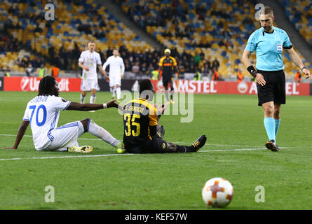 Kiev, Ukraine. 19th octobre 2017. Dieumerci Mbokani de Dynamo Kyiv (L) et Sekou Sanogo de jeunes garçons se trouvent sur une pelouse lors de leur match de l'UEFA Europa League au stade NSC Olimpiyski de Kiev, en Ukraine. Credit: Oleksandr Prykhodko/Alay Live News Banque D'Images