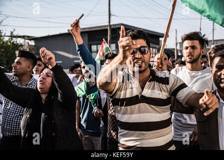 Erbil, Irak. 20 octobre 2017. Les Kurdes déplacés de Kirkouk par le conflit en cours, entre l’Irak allié au groupe de milices soutenu par l’Iran Hashd al Shaabi et la région semi-autonome du Kurdistan, manifestent devant l’ambassade américaine à Erbil. Ils demandent où était la communauté internationale et pourquoi elle ne les a pas aidés à garder Kirkouk. Crédit : Elizabeth Fitt/SOPA/ZUMA Wire/Alamy Live News Banque D'Images