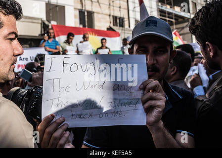 Erbil, Erbil, Irak. 20 octobre 2017. Les Kurdes déplacés de Kirkouk par le conflit en cours, entre l’Irak allié au groupe de milices soutenu par l’Iran Hashd al Shaabi et la région semi-autonome du Kurdistan, manifestent devant l’ambassade américaine à Erbil. Ils demandent où était la communauté internationale et pourquoi elle ne les a pas aidés à garder Kirkouk. Crédit : Elizabeth Fitt/SOPA/ZUMA Wire/Alamy Live News Banque D'Images