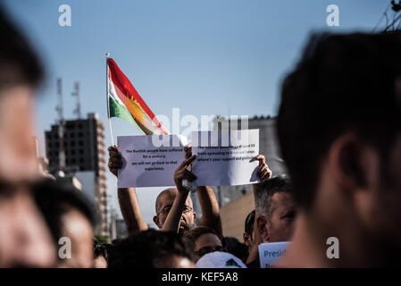 Erbil, Erbil, Irak. 20 octobre 2017. Les Kurdes déplacés de Kirkouk par le conflit en cours, entre l’Irak allié au groupe de milices soutenu par l’Iran Hashd al Shaabi et la région semi-autonome du Kurdistan, manifestent devant l’ambassade américaine à Erbil. Ils demandent où était la communauté internationale et pourquoi elle ne les a pas aidés à garder Kirkouk. Crédit : Elizabeth Fitt/SOPA/ZUMA Wire/Alamy Live News Banque D'Images