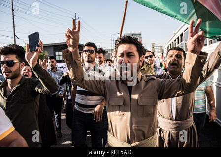 Erbil, Irak. 20 oct, 2017. kurdes de Kirkouk déplacées par le conflit en cours entre l'Irak, allié au groupe de miliciens soutenus par l'Iran hashd al shaabi et la région du Kurdistan autonome semi, manifestation devant l'ambassade des États-Unis à Erbil. Ils demandent où la communauté internationale a été et pourquoi cela n'a pas aider à maintenir kirkouk. crédit : Elizabeth fitt/sopa/zuma/Alamy fil live news Banque D'Images