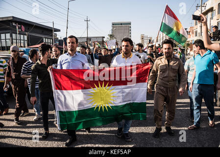 Erbil, Irak. 20 octobre 2017. Les Kurdes déplacés de Kirkouk par le conflit en cours, entre l’Irak allié au groupe de milices soutenu par l’Iran Hashd al Shaabi et la région semi-autonome du Kurdistan, manifestent devant l’ambassade américaine à Erbil. Ils demandent où était la communauté internationale et pourquoi elle ne les a pas aidés à garder Kirkouk. Crédit : Elizabeth Fitt/SOPA/ZUMA Wire/Alamy Live News Banque D'Images