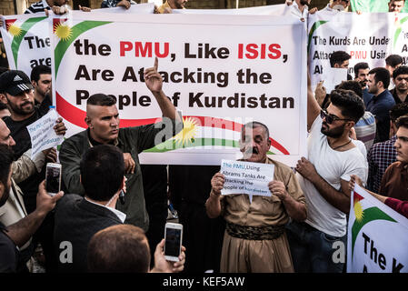 Erbil, Irak. 20 octobre 2017. Les Kurdes déplacés de Kirkouk par le conflit en cours, entre l’Irak allié au groupe de milices soutenu par l’Iran Hashd al Shaabi et la région semi-autonome du Kurdistan, manifestent devant l’ambassade américaine à Erbil. Ils demandent où était la communauté internationale et pourquoi elle ne les a pas aidés à garder Kirkouk. Crédit : Elizabeth Fitt/SOPA/ZUMA Wire/Alamy Live News Banque D'Images