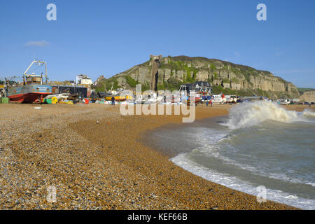 Hastings, East Sussex, 20 octobre 2017. Météo britannique. Bateaux de pêche d'Hastings tiré haut sur le Stade plage des pêcheurs, hors de portée de la mer agitée grâce à de fortes rafales de vent avant de Brian Storm. Banque D'Images