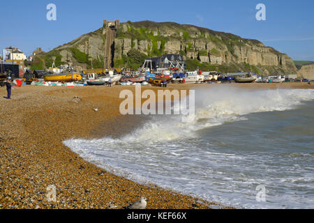 Hastings, East Sussex, 20 octobre 2017. Météo britannique. Bateaux de pêche d'Hastings tiré haut sur le Stade plage des pêcheurs, hors de portée de la mer agitée grâce à de fortes rafales de vent avant de Brian Storm. Banque D'Images