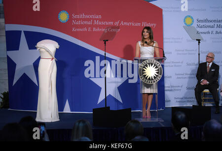 Washington, États-Unis. 20 octobre 2017. La première dame des États-Unis Melania Trump (C) prend la parole lors d’une cérémonie de don de sa robe de bal inaugurale au National Museum of American History à Washington, DC, aux États-Unis, le 20 octobre 2017. Melania Trump a fait don de sa robe de bal inaugurale à la collection First Ladies ici vendredi, ajoutant à la collection du musée de 26 robes portées par d'anciennes Premières Dames. Crédit : Yin Bogu/Xinhua/Alamy Live News Banque D'Images