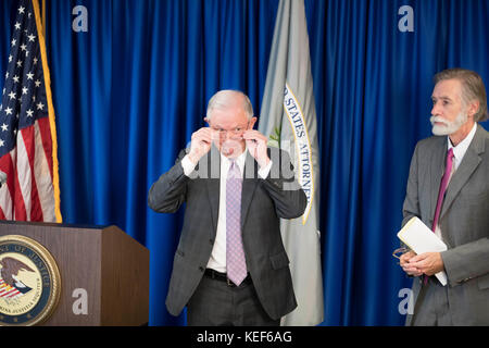 Austin, États-Unis. 20 octobre 2017. Le procureur général des États-Unis Jeff sessions (à gauche), accompagné du procureur des États-Unis pour le district de l'Ouest du Texas Richard Durbin, Jr.(à droite), visite des procureurs américains pour discuter de la politique d'immigration de l'administration Trump à Austin, Texas. Quelques dizaines de manifestants ont rencontré des sessions, mais aucun incident n'a été signalé. Crédit : Bob Daemmrich/Alay Live News Banque D'Images