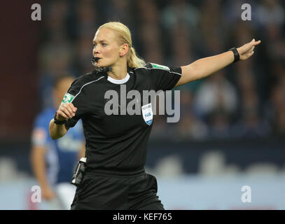 Gelsenkirchen, Allemagne. 20 octobre 2017. Bundesliga Journée 9, FC Schalke 04 vs 1. FSV Mainz 05 : arbitre Bibiana Steinhaus. Crédit : Juergen Schwarz/Alamy Live News Banque D'Images