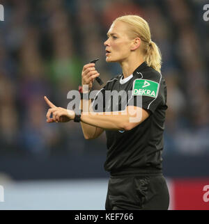 Gelsenkirchen, Allemagne. 20 octobre 2017. Bundesliga Journée 9, FC Schalke 04 vs 1. FSV Mainz 05 : arbitre Bibiana Steinhaus. Crédit : Juergen Schwarz/Alamy Live News Banque D'Images