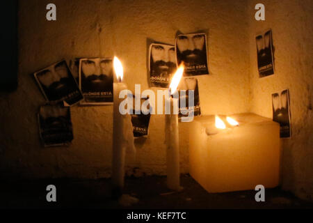 Buenos Aires, Argentine. 20 octobre 2017. Des bougies et des photographies de Santiago Maldonado spontanément placées par le peuple aux portes de la morgue judiciaire de la ville de buenos aires où l'autopsie est effectuée pour déterminer la raison et la date de son décès après avoir constaté que le corps s'est produit 80 jours après sa disparition à la Mains d'officiers de gendarmerie à Buenos Aires, Argentine. ( Credit: Néstor J. Beremnum/Alay Live News Banque D'Images