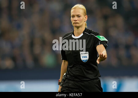 Gelsenkirchen, Allemagne. 20 octobre 2017. Bundesliga Journée 9, FC Schalke 04 vs 1. FSV Mainz 05 : arbitre Bibiana Steinhaus. Crédit : Juergen Schwarz/Alamy Live News Banque D'Images