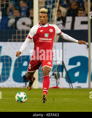 Gelsenkirchen, Allemagne. Oct 20, 2017 9 journée de bundesliga., FC Schalke 04 vs 1. FSV Mainz 05 : jean-philippe gbamin (Mainz) contrôle la balle. crédit : juergen schwarz/Alamy live news Banque D'Images