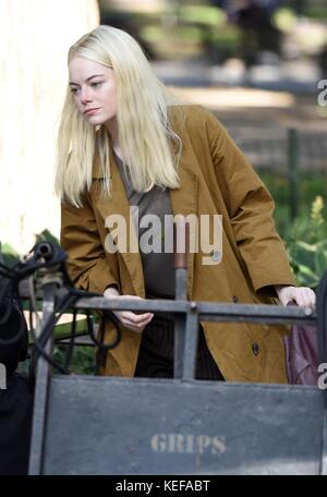 New York, NY, États-Unis. 20 octobre 2017. Emma Stone, on Location in Washington Square Park pour la série télévisée MANIAC Out and About for Celebrity Candids - FRI, New York, NY 20 octobre 2017. Crédit : Derek Storm/Everett Collection/Alamy Live News Banque D'Images