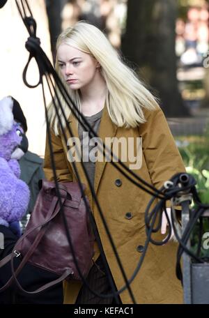 New York, NY, États-Unis. 20 octobre 2017. Emma Stone, on Location in Washington Square Park pour la série télévisée MANIAC Out and About for Celebrity Candids - FRI, New York, NY 20 octobre 2017. Crédit : Derek Storm/Everett Collection/Alamy Live News Banque D'Images