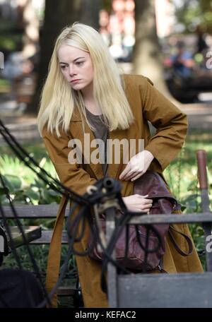 New York, NY, États-Unis. 20 octobre 2017. Emma Stone, on Location in Washington Square Park pour la série télévisée MANIAC Out and About for Celebrity Candids - FRI, New York, NY 20 octobre 2017. Crédit : Derek Storm/Everett Collection/Alamy Live News Banque D'Images