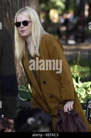 New York, NY, États-Unis. 20 octobre 2017. Emma Stone, on Location in Washington Square Park pour la série télévisée MANIAC Out and About for Celebrity Candids - FRI, New York, NY 20 octobre 2017. Crédit : Derek Storm/Everett Collection/Alamy Live News Banque D'Images