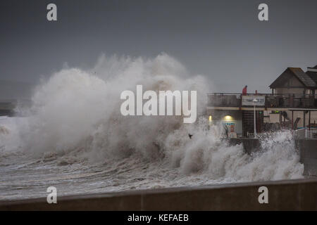 Westward Ho !, dans le Devon. 21 oct, 2017. uk météo. De grosses vagues crash sur le front de mer à Westward Ho ! Dans le Devon à marée haute que storm brian arrive au Royaume-Uni le 21 octobre 2017 Crédit photo : roy riley/Alamy live news Banque D'Images