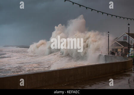 Westward Ho !, dans le Devon. 21 oct, 2017. uk météo. De grosses vagues crash sur le front de mer à Westward Ho ! Dans le Devon à marée haute que storm brian arrive au Royaume-Uni le 21 octobre 2017 Crédit photo : roy riley/Alamy live news Banque D'Images