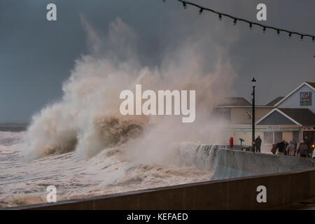 Westward Ho !, dans le Devon. 21 oct, 2017. uk météo. De grosses vagues crash sur le front de mer à Westward Ho ! Dans le Devon à marée haute que storm brian arrive au Royaume-Uni le 21 octobre 2017 Crédit photo : roy riley/Alamy live news Banque D'Images