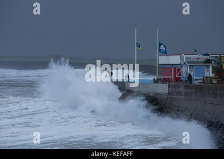 Westward Ho !, dans le Devon. 21 oct, 2017. uk météo. De grosses vagues crash sur le front de mer à Westward Ho ! Dans le Devon à marée haute que storm brian arrive au Royaume-Uni le 21 octobre 2017 Crédit photo : roy riley/Alamy live news Banque D'Images