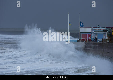 Westward Ho !, dans le Devon. 21 oct, 2017. uk météo. De grosses vagues crash sur le front de mer à Westward Ho ! Dans le Devon à marée haute que storm brian arrive au Royaume-Uni le 21 octobre 2017 Crédit photo : roy riley/Alamy live news Banque D'Images