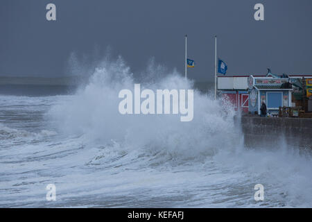 Westward Ho !, dans le Devon. 21 oct, 2017. uk météo. De grosses vagues crash sur le front de mer à Westward Ho ! Dans le Devon à marée haute que storm brian arrive au Royaume-Uni le 21 octobre 2017 Crédit photo : roy riley/Alamy live news Banque D'Images