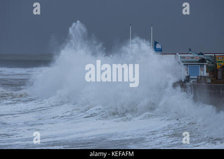 Westward Ho !, dans le Devon. 21 oct, 2017. uk météo. De grosses vagues crash sur le front de mer à Westward Ho ! Dans le Devon à marée haute que storm brian arrive au Royaume-Uni le 21 octobre 2017 Crédit photo : roy riley/Alamy live news Banque D'Images