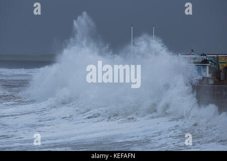 Westward Ho !, dans le Devon. 21 oct, 2017. uk météo. De grosses vagues crash sur le front de mer à Westward Ho ! Dans le Devon à marée haute que storm brian arrive au Royaume-Uni le 21 octobre 2017 Crédit photo : roy riley/Alamy live news Banque D'Images