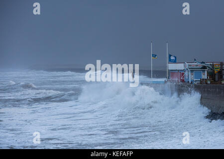 Westward Ho !, dans le Devon. 21 oct, 2017. uk météo. De grosses vagues crash sur le front de mer à Westward Ho ! Dans le Devon à marée haute que storm brian arrive au Royaume-Uni le 21 octobre 2017 Crédit photo : roy riley/Alamy live news Banque D'Images