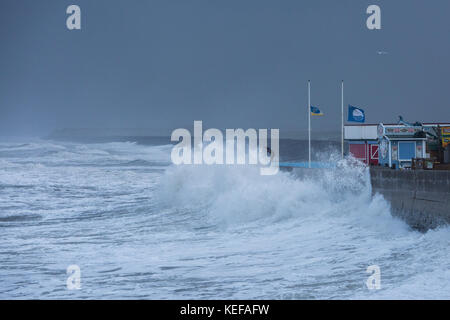 Westward Ho !, dans le Devon. 21 oct, 2017. uk météo. De grosses vagues crash sur le front de mer à Westward Ho ! Dans le Devon à marée haute que storm brian arrive au Royaume-Uni le 21 octobre 2017 Crédit photo : roy riley/Alamy live news Banque D'Images